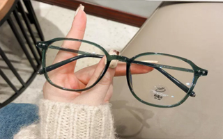  ,作为配戴眼镜的人，平时是如何保养镜框眼镜？